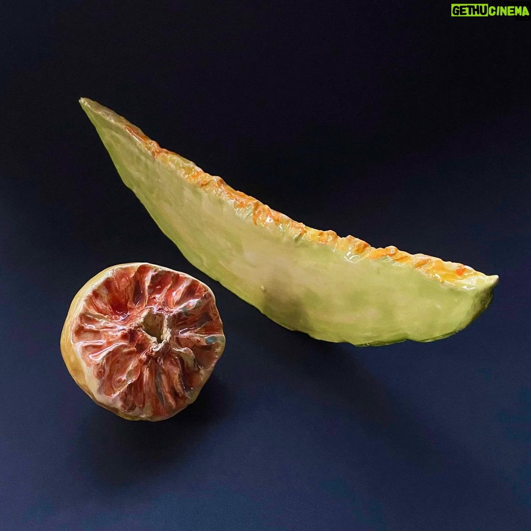 Yorokobu Instagram - Las piezas de cerámica de @muerdelagrimas (el nombre de instagram tras el que se refugia la artista multidisciplinar Marina Garijo) rebuscan en el día a día para extraer la belleza de lo cotidiano. Así, las creaciones de Garijo surgen de mirar alrededor, hasta que algo le llama la atención. «Observo los objetos que me rodean, siendo consciente del atractivo estético sea cual sea el contexto», dice. La detección de la belleza le hace querer «inmortalizar, a través de la cerámica, sus formas y colores». Casi como el que detiene el tiempo un momentito para quedárselo para sí mismo. Solo que Marina Garijo lo consigue. Destaca que muchas de las cosas que inmortaliza se «pueden pasar por alto». Cosas para el día de hoy, de esas que tienen vida efímera. «En muchos casos, represento objetos de usar y tirar», dice. Después, recreándolos en cerámica, los transforma en permanentes y eso «hace que cambie la perspectiva hacia ellos». Cosas que no deberían estar ahí más tiempo del debido se convierten en imperecederas. Así, entre sus sujetos hay «fruta pocha, una bolsa de patatas abierta o unas cerillas usadas». Fuera de estas obras, Garijo está curtida en el diseño y transformación de superficies, particularmente madera y cristal, una experiencia que emplea hackeando muebles y ventanas y transformándolos en algo. Casi como el que busca hacer lo contrario que hacía con la cerámica. Coger algo permanente, que está ahí, y cambiarlo. En el futuro le gustaría colaborar con otros artistas. «Me encantaría hacer proyectos de la mano de artistas a los que admiro, pertenezcan o no al campo de la cerámica». Y, sobre todo, seguir dándole vueltas a las cosas que le rodean y «aprender más sobre técnicas que puedan ayudar a creaciones futuras». #YorokobuInstapost Arte en cerámica