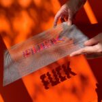 Yorokobu Instagram - Antes que con el bordado, Maite Canet (@mai_kilo), alcarreña afincada en Valencia y directora de arte y diseñadora gráfica en la agencia y productora audiovisual Montaña, empezó con el crochet como técnica manual para liberar la creatividad, pero no funcionó. Y acordándose de su infancia, volvió a la aguja y al hilo. Canet borda letras, principalmente. «Me encanta la tipografía, prácticamente solo bordo letras de canciones, alfabetos y alguna frase», confirma. «Me gustan las palabras, pero también me gusta mucho cuidar el color en mis piezas. Soy más de colores saturados que de pasteles y más de colores alegres que de tristes». Para crear sus bocetos, recurre a la tableta y al ordenador. «Busco un concepto para bordar cada pieza. Si voy a bordar música, el nexo puede ser la estética de la época, la del vinilo o incluso la de los músicos. Si la pieza es un alfabeto, trabajo más libremente y el concepto es puramente estético. Empiezo eligiendo una paleta de colores y seleccionando qué tipo de hilo y puntadas quiero utilizar. Compongo los letterings o alfabetos en la estética que he elegido, traslado el diseño a la tela y ¡a bordar!». «Las canciones cuentan historias, y en esas historias encuentro una manera de expresarme», aclara. Pero a nosotros nos han enamorado los bordados con la palabra Yorokobu. «Les dedico mucho más tiempo que a las otras piezas y siempre uso puntadas o técnicas que quiero perfeccionar o aprender, así que no son mis bordados más rápidos». Pero todos sus diseños, aclara, «son trabajos de investigación en los que quiero jugar y no me marco un tiempo límite». #YorokobuInstapost Embroidery art
