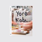 Yorokobu Instagram – 🙂 𝗬𝗢𝗥𝗢𝗞𝗢𝗕𝗨 𝟭𝟯𝟳: 𝗣𝗟𝗔𝗖𝗘𝗥 🙂
Los encargados de diseñar la portada de este número de Yorokobu dedicado al placer ha sido el equipo de @mugaritz. «El placer es una palabra muy amplia que implica la subjetividad de cada uno. En Mugaritz, el placer está muy vinculado con la búsqueda, con la curiosidad», explican.

Durante seis meses al año, el equipo de Mugaritz se reúne para pensar y crear una nueva propuesta y experiencia gastronómica para sus comensales. A eso lo llaman periodo de creatividad. Crean un lienzo a base de folios en la pared y sobre él, empiezan a escribir y a dibujar formas y colores que rompen con la sobriedad de su cocina para crear una hoja de ruta, un mapa creativo, un paisaje de puntos de partida sin una meta definida. Y eso es lo que hicieron para esta portada. Fueron dibujando las ideas bajo un gigantesco Yorokobu escrito en primer plano: besos, pistilo, ama, necesidad, 5 de mayo, castaño, flan, pez pollo, día, serenidad, pera… No había tiempo ni intención de afinar el trazo. Todo debía ser tan rápido como llegaban las palabras y conceptos a la mente.

«En nuestro caso, los dibujos no son perfectos, parece como si los hubiera hecho casi un niño. Para nosotros, más que dibujos son trazos que marcan un camino, un paisaje vivo, abierto, que nunca está terminado y que se encuentra en constante transformación».

📲📖 Puedes leer la revista completa gratis en el link de nuestra bio.

Dirección de arte: @luisbboy 
Dentro, el arte de: @glez_studio, @rcaxero, @pauvallsnet, @miriampersand, Ignacio Martín y más. Placer