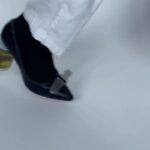 Yorokobu Instagram - Iba para logopeda, pero el diseño era algo que ya llevaba en vena desde su infancia. Ese interés por crear cosas y cierta inclinación por la comunicación, acabaron por llevarla a hacer unas prácticas de diseño gráfico en Reebok. Así fue como @nicolemclaughlin, nacida en Nueva Jersey, aunque ahora vive en Colorado, comenzó su carrera como diseñadora. McLauhglin crea sus piezas a partir de materiales desechados y reciclados. Lo suyo, en una palabra, es el upcycling. En las manos de McLaughlin, la monda de una naranja se convierte en una sandalia; las bolsas vacías de los Haribo dan forma a unos pantalones y si a un zapato se le ha roto el tacón, no pasa nada, se sustituye por una manzana o por un bote de conserva y listo para seguir usándose. Porque así debe ser el diseño para ella: funcional y divertido. Si quieres saber más sobre el trabajo de McLauhglin, puedes leer el artículo completo de Carmen Lago en yorokobu.es 📲👀