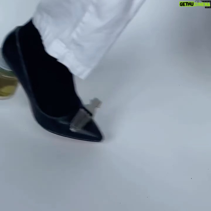 Yorokobu Instagram - Iba para logopeda, pero el diseño era algo que ya llevaba en vena desde su infancia. Ese interés por crear cosas y cierta inclinación por la comunicación, acabaron por llevarla a hacer unas prácticas de diseño gráfico en Reebok. Así fue como @nicolemclaughlin, nacida en Nueva Jersey, aunque ahora vive en Colorado, comenzó su carrera como diseñadora. McLauhglin crea sus piezas a partir de materiales desechados y reciclados. Lo suyo, en una palabra, es el upcycling. En las manos de McLaughlin, la monda de una naranja se convierte en una sandalia; las bolsas vacías de los Haribo dan forma a unos pantalones y si a un zapato se le ha roto el tacón, no pasa nada, se sustituye por una manzana o por un bote de conserva y listo para seguir usándose. Porque así debe ser el diseño para ella: funcional y divertido. Si quieres saber más sobre el trabajo de McLauhglin, puedes leer el artículo completo de Carmen Lago en yorokobu.es 📲👀
