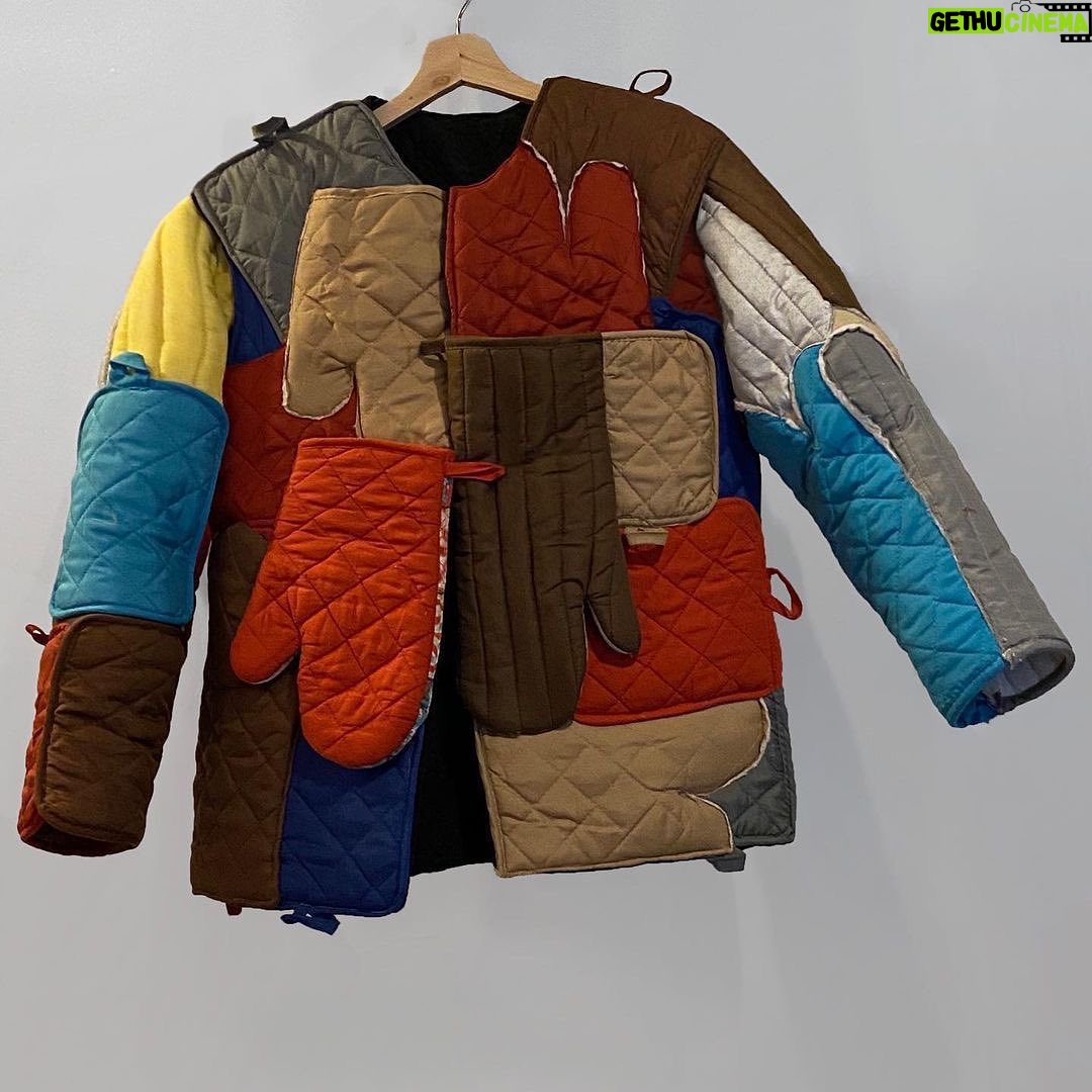 Yorokobu Instagram - Iba para logopeda, pero el diseño era algo que ya llevaba en vena desde su infancia. Ese interés por crear cosas y cierta inclinación por la comunicación, acabaron por llevarla a hacer unas prácticas de diseño gráfico en Reebok. Así fue como @nicolemclaughlin, nacida en Nueva Jersey, aunque ahora vive en Colorado, comenzó su carrera como diseñadora. McLauhglin crea sus piezas a partir de materiales desechados y reciclados. Lo suyo, en una palabra, es el upcycling. En las manos de McLaughlin, la monda de una naranja se convierte en una sandalia; las bolsas vacías de los Haribo dan forma a unos pantalones y si a un zapato se le ha roto el tacón, no pasa nada, se sustituye por una manzana o por un bote de conserva y listo para seguir usándose. Porque así debe ser el diseño para ella: funcional y divertido. Si quieres saber más sobre el trabajo de McLauhglin, puedes leer el artículo completo de Carmen Lago en yorokobu.es 📲👀
