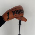 Yorokobu Instagram - Iba para logopeda, pero el diseño era algo que ya llevaba en vena desde su infancia. Ese interés por crear cosas y cierta inclinación por la comunicación, acabaron por llevarla a hacer unas prácticas de diseño gráfico en Reebok. Así fue como @nicolemclaughlin, nacida en Nueva Jersey, aunque ahora vive en Colorado, comenzó su carrera como diseñadora. McLauhglin crea sus piezas a partir de materiales desechados y reciclados. Lo suyo, en una palabra, es el upcycling. En las manos de McLaughlin, la monda de una naranja se convierte en una sandalia; las bolsas vacías de los Haribo dan forma a unos pantalones y si a un zapato se le ha roto el tacón, no pasa nada, se sustituye por una manzana o por un bote de conserva y listo para seguir usándose. Porque así debe ser el diseño para ella: funcional y divertido. Si quieres saber más sobre el trabajo de McLauhglin, puedes leer el artículo completo de Carmen Lago en yorokobu.es 📲👀