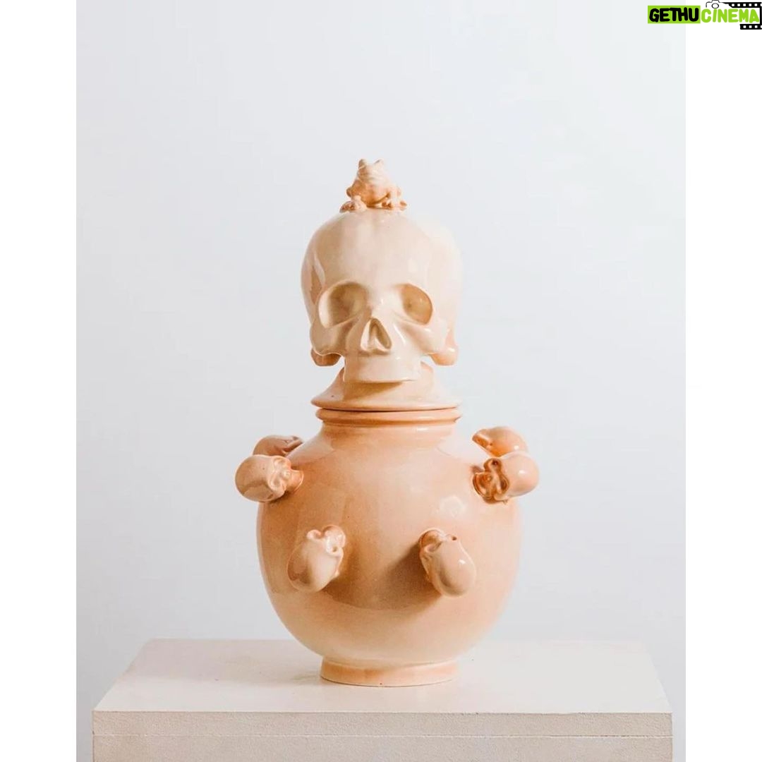 Yorokobu Instagram - Si en vida te ha ido lo peculiar, lo bizarro, lo diferente, lo suyo es que, cuando mueras, tus cenizas se guarden en una urna que encaje con tu estilo. Pero claro, te vas al catálogo de cualquier funeraria a buscar una y rompedoras, lo que se dice rompedoras, no son. Está claro que se necesitan otras propuestas que le resten, de paso, solemnidad a la muerte. @urnas_kinkis es un proyecto artístico que desafía esos convencionalismos funerarios. Surge como una propuesta disruptiva que busca transformar la imagen solemne y convencional de las urnas funerarias en obras de arte eternas. La iniciativa parte del colectivo Stop Making Sense, creado por Carolina Rodríguez, Carlos Murillo y Pablo Castellano, y Darío Tomás, galerista de White Lab y gestor cultural de arte contemporáneo, es el comisario de esta propuesta artística en la que han participado 15 creadores. El lema de este nuevo trabajo artístico es «Urnas Kinkis, mola después de muerto». Con ello, se busca generar proyectos que desafíen la lógica, invitando a la reflexión. Pero más allá de su vanguardia artística, la verdadera esencia de este proyecto radica en su impacto solidario. Todo lo recaudado será destinado a dos proyectos benéficos: In Recovery, una ONG que ayuda en la reinserción social de personas con problemas de alcohol, y Publicitarios por Kikaya School, una organización que colabora en la construcción de escuelas en Uganda. Si quieres saber más, puedes leer el artículo completo, escrito por @antiadiary, en yorokobu.es 👀📲 RIP