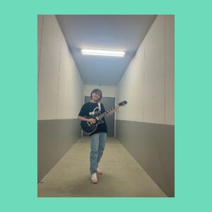 Yoshino Aoyama Instagram - #0722 🎸💥
・
「マイナビ閃光ライオット2023」でした。
・
“結束バンド”初のフェス参加！！
しかもあの！あの閃光ライオット！
ステージから見える景色もすべてすっごく新鮮で新鮮で、音楽を愛する若者たちの空間で息をできて生きられて幸せでした。
・
・
結束バンドがここに立つ意味や、わたしというガワがギターを弾きボーカルを務める理由を、自分なりに今日までいろんな方角から考えていました。
答えは、うまく言葉にできないけれど
その先にあったパフォーマンスになった気がします。
・
とにかくとにかくファイナリストの皆さんがギラッギラで個性的で、輝きまくっていてかな〜り当てられました！
音楽って本当にそれぞれの人生の鏡すぎて、自由で楽しすぎる！！！！！！！！
わたしは後藤ひとりの声帯でしかないけれど、声帯だからできること見えるものやらせていただけることを、これからも大切に大切にします。
⁡
ありがとうございました！
⁡
𝘛𝘩𝘢𝘯𝘬 𝘺𝘰𝘶.
⁡
#マイナビ閃光ライオット2023
#ぼっちざろっく #結束バンド
#BocchitheRock #KessokuBand
⁡
緑黄色社会の皆さんにもお会いしてしまって、よかったです〜って声かけていただいて、ええええりょりょくしゃかさん！ﾎﾝﾓﾉﾀﾞ､､えええ嬉し嬉うれうれ嬉しいうわあああ「ｴｯﾍﾍ、あ、ありがざ…へへ…」、終わり。