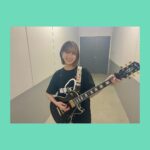 Yoshino Aoyama Instagram - #0722 🎸💥 ・ 「マイナビ閃光ライオット2023」でした。 ・ “結束バンド”初のフェス参加！！ しかもあの！あの閃光ライオット！ ステージから見える景色もすべてすっごく新鮮で新鮮で、音楽を愛する若者たちの空間で息をできて生きられて幸せでした。 ・ ・ 結束バンドがここに立つ意味や、わたしというガワがギターを弾きボーカルを務める理由を、自分なりに今日までいろんな方角から考えていました。 答えは、うまく言葉にできないけれど その先にあったパフォーマンスになった気がします。 ・ とにかくとにかくファイナリストの皆さんがギラッギラで個性的で、輝きまくっていてかな〜り当てられました！ 音楽って本当にそれぞれの人生の鏡すぎて、自由で楽しすぎる！！！！！！！！ わたしは後藤ひとりの声帯でしかないけれど、声帯だからできること見えるものやらせていただけることを、これからも大切に大切にします。 ⁡ ありがとうございました！ ⁡ 𝘛𝘩𝘢𝘯𝘬 𝘺𝘰𝘶. ⁡ #マイナビ閃光ライオット2023 #ぼっちざろっく #結束バンド #BocchitheRock #KessokuBand ⁡ 緑黄色社会の皆さんにもお会いしてしまって、よかったです〜って声かけていただいて、ええええりょりょくしゃかさん！ﾎﾝﾓﾉﾀﾞ､､えええ嬉し嬉うれうれ嬉しいうわあああ「ｴｯﾍﾍ、あ、ありがざ…へへ…」、終わり。