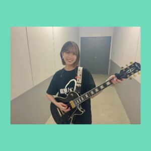 Yoshino Aoyama Instagram - #0722 🎸💥
・
「マイナビ閃光ライオット2023」でした。
・
“結束バンド”初のフェス参加！！
しかもあの！あの閃光ライオット！
ステージから見える景色もすべてすっごく新鮮で新鮮で、音楽を愛する若者たちの空間で息をできて生きられて幸せでした。
・
・
結束バンドがここに立つ意味や、わたしというガワがギターを弾きボーカルを務める理由を、自分なりに今日までいろんな方角から考えていました。
答えは、うまく言葉にできないけれど
その先にあったパフォーマンスになった気がします。
・
とにかくとにかくファイナリストの皆さんがギラッギラで個性的で、輝きまくっていてかな〜り当てられました！
音楽って本当にそれぞれの人生の鏡すぎて、自由で楽しすぎる！！！！！！！！
わたしは後藤ひとりの声帯でしかないけれど、声帯だからできること見えるものやらせていただけることを、これからも大切に大切にします。
⁡
ありがとうございました！
⁡
𝘛𝘩𝘢𝘯𝘬 𝘺𝘰𝘶.
⁡
#マイナビ閃光ライオット2023
#ぼっちざろっく #結束バンド
#BocchitheRock #KessokuBand
⁡
緑黄色社会の皆さんにもお会いしてしまって、よかったです〜って声かけていただいて、ええええりょりょくしゃかさん！ﾎﾝﾓﾉﾀﾞ､､えええ嬉し嬉うれうれ嬉しいうわあああ「ｴｯﾍﾍ、あ、ありがざ…へへ…」、終わり。