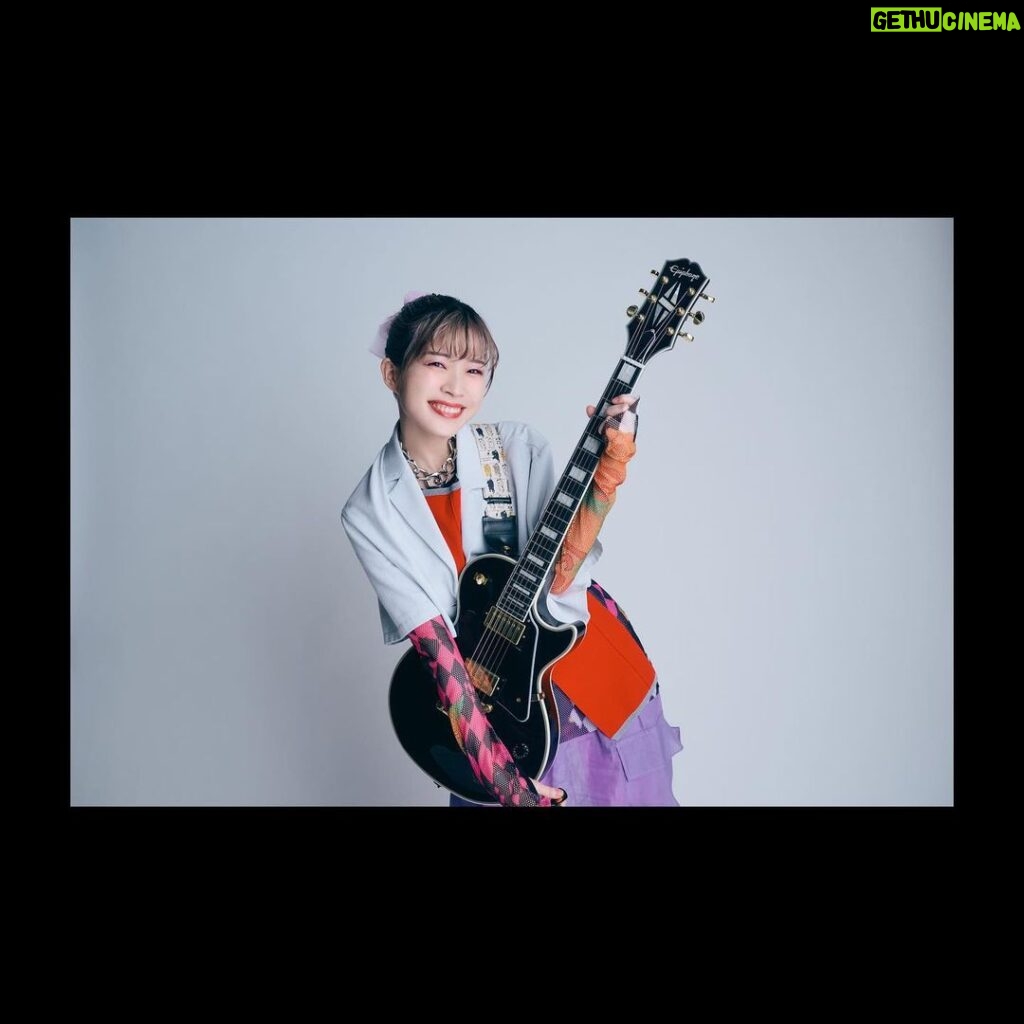 Yoshino Aoyama Instagram - #0905 🎸🖤 ・ #Epiphone 創立150周年インタビューに なんと載せていただきました。 こんなわたしがギターのお話なんて あまりにも恐れ多すぎましたが、 「ぼっち・ざ・ろっく！」を通して出会えたことたちを ぽつりぽつりお話しさせていただきましたので 是非ご覧ください！！ ・ ・ ・ Stylist久芳さん ギターを最大限に映させる最高のお衣装⚡️ Hair&make-up さんちゃん @san.risa.3 お団子です！後ろのリボンに後藤みを🎀🎀