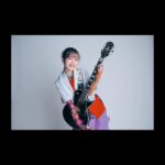 Yoshino Aoyama Instagram - #0905 🎸🖤 ・ #Epiphone 創立150周年インタビューに なんと載せていただきました。 こんなわたしがギターのお話なんて あまりにも恐れ多すぎましたが、 「ぼっち・ざ・ろっく！」を通して出会えたことたちを ぽつりぽつりお話しさせていただきましたので 是非ご覧ください！！ ・ ・ ・ Stylist久芳さん ギターを最大限に映させる最高のお衣装⚡️ Hair&make-up さんちゃん @san.risa.3 お団子です！後ろのリボンに後藤みを🎀🎀