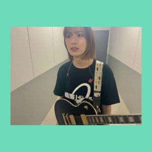 Yoshino Aoyama Instagram - #0722 🎸💥
・
「マイナビ閃光ライオット2023」でした。
・
“結束バンド”初のフェス参加！！
しかもあの！あの閃光ライオット！
ステージから見える景色もすべてすっごく新鮮で新鮮で、音楽を愛する若者たちの空間で息をできて生きられて幸せでした。
・
・
結束バンドがここに立つ意味や、わたしというガワがギターを弾きボーカルを務める理由を、自分なりに今日までいろんな方角から考えていました。
答えは、うまく言葉にできないけれど
その先にあったパフォーマンスになった気がします。
・
とにかくとにかくファイナリストの皆さんがギラッギラで個性的で、輝きまくっていてかな〜り当てられました！
音楽って本当にそれぞれの人生の鏡すぎて、自由で楽しすぎる！！！！！！！！
わたしは後藤ひとりの声帯でしかないけれど、声帯だからできること見えるものやらせていただけることを、これからも大切に大切にします。
⁡
ありがとうございました！
⁡
𝘛𝘩𝘢𝘯𝘬 𝘺𝘰𝘶.
⁡
#マイナビ閃光ライオット2023
#ぼっちざろっく #結束バンド
#BocchitheRock #KessokuBand
⁡
緑黄色社会の皆さんにもお会いしてしまって、よかったです〜って声かけていただいて、ええええりょりょくしゃかさん！ﾎﾝﾓﾉﾀﾞ､､えええ嬉し嬉うれうれ嬉しいうわあああ「ｴｯﾍﾍ、あ、ありがざ…へへ…」、終わり。