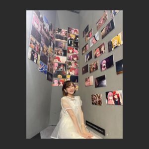 Yoshino Aoyama Instagram - #0722 🎸🌿
・
上海の思い出写真たち①
詳しくはラジオとかでお話しするのかも？
・
・
谢谢大家!!!!
Thank you!!!!
・
#ぼっちざろっく #孤獨搖滾
#水野朔 ぴ #山田リョウ 役
#青山吉能 #後藤ひとり 役