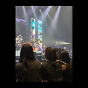 Yoshino Aoyama Instagram - #0521 🌌🎸
・
「結束バンドLIVE-恒星-」
・
終わってからだいぶ経ちましたが、現地・配信をご覧いただいた皆さんありがとうございました。
・
ラジオの方でたっっぷり振り返りましたし、
なんとギターヒーローへの道“第2弾”も後日公開されることになりました､､！
すべてはライブとラジオ、そして密着映像に置いて行きましたので、お写真の共有のみさせてください。
・
・
1枚目 ZeppHaneda来たぞーーー！
2枚目 かっこつけっそくばんど
3枚目 喜多さん、かっこいいなあ…。
4枚目 お母さん(末柄さん)､､love.
5枚目 お衣装もとてもこだわりまみれです。
6枚目 イヤモニも特注！結束バンド仕様なんですよ…！
7枚目 よぴいくみの誕生日サプライズ！
8枚目 相棒しっかりシートベルトで輸送
⁡
⁡
𝘛𝘩𝘢𝘯𝘬 𝘺𝘰𝘶.
⁡
⁡
⁡
#ぼっちざろっく #結束バンド
#BocchitheRock #KessokuBand
#鈴代紗弓 #伊地知虹夏 役🥁
#水野朔 #山田リョウ 役🌿
#長谷川育美 #喜多郁代 役🎤
#青山吉能  #後藤ひとり 役🎸
⁡
#結束バンド恒星
⁡

私もっとギターうまくなりたい、かも。
