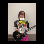 Yoshino Aoyama Instagram - #0521 🌌🎸 ・ 「結束バンドLIVE-恒星-」 ・ 終わってからだいぶ経ちましたが、現地・配信をご覧いただいた皆さんありがとうございました。 ・ ラジオの方でたっっぷり振り返りましたし、 なんとギターヒーローへの道“第2弾”も後日公開されることになりました､､！ すべてはライブとラジオ、そして密着映像に置いて行きましたので、お写真の共有のみさせてください。 ・ ・ 1枚目 ZeppHaneda来たぞーーー！ 2枚目 かっこつけっそくばんど 3枚目 喜多さん、かっこいいなあ…。 4枚目 お母さん(末柄さん)､､love. 5枚目 お衣装もとてもこだわりまみれです。 6枚目 イヤモニも特注！結束バンド仕様なんですよ…！ 7枚目 よぴいくみの誕生日サプライズ！ 8枚目 相棒しっかりシートベルトで輸送 ⁡ ⁡ 𝘛𝘩𝘢𝘯𝘬 𝘺𝘰𝘶. ⁡ ⁡ ⁡ #ぼっちざろっく #結束バンド #BocchitheRock #KessokuBand #鈴代紗弓 #伊地知虹夏 役🥁 #水野朔 #山田リョウ 役🌿 #長谷川育美 #喜多郁代 役🎤 #青山吉能 #後藤ひとり 役🎸 ⁡ #結束バンド恒星 ⁡ 私もっとギターうまくなりたい、かも。
