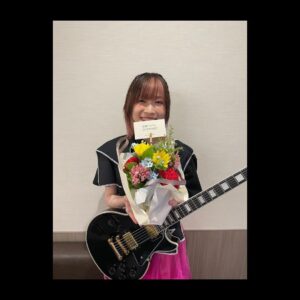 Yoshino Aoyama Instagram - #0521 🌌🎸
・
「結束バンドLIVE-恒星-」
・
終わってからだいぶ経ちましたが、現地・配信をご覧いただいた皆さんありがとうございました。
・
ラジオの方でたっっぷり振り返りましたし、
なんとギターヒーローへの道“第2弾”も後日公開されることになりました､､！
すべてはライブとラジオ、そして密着映像に置いて行きましたので、お写真の共有のみさせてください。
・
・
1枚目 ZeppHaneda来たぞーーー！
2枚目 かっこつけっそくばんど
3枚目 喜多さん、かっこいいなあ…。
4枚目 お母さん(末柄さん)､､love.
5枚目 お衣装もとてもこだわりまみれです。
6枚目 イヤモニも特注！結束バンド仕様なんですよ…！
7枚目 よぴいくみの誕生日サプライズ！
8枚目 相棒しっかりシートベルトで輸送
⁡
⁡
𝘛𝘩𝘢𝘯𝘬 𝘺𝘰𝘶.
⁡
⁡
⁡
#ぼっちざろっく #結束バンド
#BocchitheRock #KessokuBand
#鈴代紗弓 #伊地知虹夏 役🥁
#水野朔 #山田リョウ 役🌿
#長谷川育美 #喜多郁代 役🎤
#青山吉能  #後藤ひとり 役🎸
⁡
#結束バンド恒星
⁡

私もっとギターうまくなりたい、かも。
