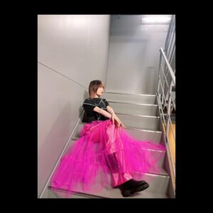 Yoshino Aoyama Instagram - #0521 🌌🎸
・
「結束バンドLIVE-恒星-」
・
終わってからだいぶ経ちましたが、現地・配信をご覧いただいた皆さんありがとうございました。
・
ラジオの方でたっっぷり振り返りましたし、
なんとギターヒーローへの道“第2弾”も後日公開されることになりました､､！
すべてはライブとラジオ、そして密着映像に置いて行きましたので、お写真の共有のみさせてください。
・
・
1枚目 ZeppHaneda来たぞーーー！
2枚目 かっこつけっそくばんど
3枚目 喜多さん、かっこいいなあ…。
4枚目 お母さん(末柄さん)､､love.
5枚目 お衣装もとてもこだわりまみれです。
6枚目 イヤモニも特注！結束バンド仕様なんですよ…！
7枚目 よぴいくみの誕生日サプライズ！
8枚目 相棒しっかりシートベルトで輸送
⁡
⁡
𝘛𝘩𝘢𝘯𝘬 𝘺𝘰𝘶.
⁡
⁡
⁡
#ぼっちざろっく #結束バンド
#BocchitheRock #KessokuBand
#鈴代紗弓 #伊地知虹夏 役🥁
#水野朔 #山田リョウ 役🌿
#長谷川育美 #喜多郁代 役🎤
#青山吉能  #後藤ひとり 役🎸
⁡
#結束バンド恒星
⁡

私もっとギターうまくなりたい、かも。
