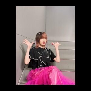 Yoshino Aoyama Instagram - #0521 🌌🎸
・
「結束バンドLIVE-恒星-」
・
終わってからだいぶ経ちましたが、現地・配信をご覧いただいた皆さんありがとうございました。
・
ラジオの方でたっっぷり振り返りましたし、
なんとギターヒーローへの道“第2弾”も後日公開されることになりました､､！
すべてはライブとラジオ、そして密着映像に置いて行きましたので、お写真の共有のみさせてください。
・
・
1枚目 ZeppHaneda来たぞーーー！
2枚目 かっこつけっそくばんど
3枚目 喜多さん、かっこいいなあ…。
4枚目 お母さん(末柄さん)､､love.
5枚目 お衣装もとてもこだわりまみれです。
6枚目 イヤモニも特注！結束バンド仕様なんですよ…！
7枚目 よぴいくみの誕生日サプライズ！
8枚目 相棒しっかりシートベルトで輸送
⁡
⁡
𝘛𝘩𝘢𝘯𝘬 𝘺𝘰𝘶.
⁡
⁡
⁡
#ぼっちざろっく #結束バンド
#BocchitheRock #KessokuBand
#鈴代紗弓 #伊地知虹夏 役🥁
#水野朔 #山田リョウ 役🌿
#長谷川育美 #喜多郁代 役🎤
#青山吉能  #後藤ひとり 役🎸
⁡
#結束バンド恒星
⁡

私もっとギターうまくなりたい、かも。