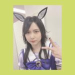 Yoshino Aoyama Instagram - #0507 🐎💿 ・ 『 #ウマ娘 プリティーダービー』WINNING LIVE 11 & アニメ『うまゆる』アルバム 合同発売記念イベント！ ご覧いただきありがとうございました！ ・ ツルマルツヨシとしての歌声が、皆さんに届いた、貴重なアルバムたちでした。 ・ トークパートでは何故だかMCを任せていただき、私なりにやらせていただきました。 学びや反省がありながらも、すごく楽しい時間を過ごせ、それも、どーんと受け止めてくださる心強い共演のキャストの皆さん、盛り上げてくださった大きな笑い声のトレーナーの皆さんのおかげでした。 ・ 今回の出走メンバーは5th横浜にて再び集うとのことで！ なんだかこうして深まった絆が、すぐまた巡り会えることがすごく嬉しいです🥳🫶🫶 ・ ライブって尊いな。 ツルマルツヨシも、誰かの愛馬なんだな。 そうだ！俺の愛馬が！なんだ！ ぎゅっと受け止め、ぴあアリーナにて、待つ。 ・ ・ ・ あとは本当に個人的な話で､､､､ 津田さん/エアシャカール との再会！ わたしがデビューしたての芋っころだったときからの特大love先輩。心揺らぎまくりでした。 ・ そして、ゆりな/ミスターシービー ✨ 81produceの同い年☺️ 覚悟と実力と、いろんなものが気迫に満ちていて、たまたま立ち位置も真横で全く無い毛穴まで見える距離で見届けられたことがこそばゆ嬉しでした。 “DRAMATIC JOURNEY”といえばシービー、なんて勝手に思ってもいたから、ダブルでニヤニヤ。 ・ 千咲さんと春川さんと愉快に練習し歌うゆるパカも、楽屋が一緒で本当に一生ケラケラ笑い合ってた中村さんも、帰り道にいろ〜んな話を聞いて教えてくれた橋本さんも、全部がとても思い出深い。 ・ 本当に皆さんのおかげだ…😭😭 ・ 引き続きツルちゃんをよろしくお願いいたします！ ・ ・ ・ #ウマ娘プリティーダービー #ツルマルツヨシ