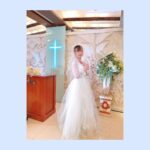 Yoshino Aoyama Instagram - #0430 💍💐 ・ 朗読劇「 #4月の花嫁 」がありました。 ⁡ お昼にはウェディングプランナーの彩芽を、 夜公演は花嫁さんのさくらを。 二人芝居(厳密には3人☺️)という中でのたった2時間での役変えはすごくいろんなものが鍛えられました。 ⁡ 「絶対にこうなる！」と誰もが予想できるなら、 その先を見せてみたい。 自分も見てみたい！ ⁡ 短い時間でしたが、脚本・演出のとしくんとラリーしながら、それぞれの相方、そして中神父との会話の中から工夫を見つけ出していきました。 ⁡ そうそう、いつも何もかも観に来てくれる母と姉ですが、今回ちゃんとお呼ばれ服で来てくれました☺️ 母からは、親子喧嘩のシーンのリアルさを褒めて(褒めて？)もらいました。 わたしにも、あんな時代があったのね。(遠い目) 酷いことをたくさんたくさんたくさんたくさんたくさんたくさん言いました。 このリアルさは、見てくれたみんなの心の中で秘めておいてね😉 ⁡ 大切な人と過ごせる時間、 または、誰かを大切だったと気づく瞬間は、 本当にあっけなく、あっという間に過ぎ去ります。 わたし自身もすごく感じています。 私情がたまたま役に乗り、本に乗り、景色に乗り、あの場所が作り出されました。 ⁡ 案外猶予があるようで、それは突然やってくるんです。 南さんが、幕が降りてすぐ親に連絡したんです、と言っていた温かさ。 どうかその愛が、皆さんにも伝染していますように。 ・ ・ すでに5月！ やらねばならぬことは様々ですが、いくつかはみんなと共有できるのでそれが楽しみです🥳 ・ ・ ・ #青山吉能 #本番前はマリッジブルー