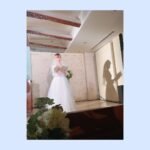 Yoshino Aoyama Instagram - #0430 💍💐 ・ 朗読劇「 #4月の花嫁 」がありました。 ⁡ お昼にはウェディングプランナーの彩芽を、 夜公演は花嫁さんのさくらを。 二人芝居(厳密には3人☺️)という中でのたった2時間での役変えはすごくいろんなものが鍛えられました。 ⁡ 「絶対にこうなる！」と誰もが予想できるなら、 その先を見せてみたい。 自分も見てみたい！ ⁡ 短い時間でしたが、脚本・演出のとしくんとラリーしながら、それぞれの相方、そして中神父との会話の中から工夫を見つけ出していきました。 ⁡ そうそう、いつも何もかも観に来てくれる母と姉ですが、今回ちゃんとお呼ばれ服で来てくれました☺️ 母からは、親子喧嘩のシーンのリアルさを褒めて(褒めて？)もらいました。 わたしにも、あんな時代があったのね。(遠い目) 酷いことをたくさんたくさんたくさんたくさんたくさんたくさん言いました。 このリアルさは、見てくれたみんなの心の中で秘めておいてね😉 ⁡ 大切な人と過ごせる時間、 または、誰かを大切だったと気づく瞬間は、 本当にあっけなく、あっという間に過ぎ去ります。 わたし自身もすごく感じています。 私情がたまたま役に乗り、本に乗り、景色に乗り、あの場所が作り出されました。 ⁡ 案外猶予があるようで、それは突然やってくるんです。 南さんが、幕が降りてすぐ親に連絡したんです、と言っていた温かさ。 どうかその愛が、皆さんにも伝染していますように。 ・ ・ すでに5月！ やらねばならぬことは様々ですが、いくつかはみんなと共有できるのでそれが楽しみです🥳 ・ ・ ・ #青山吉能 #本番前はマリッジブルー