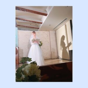 Yoshino Aoyama Instagram - #0430 💍💐
・
朗読劇「 #4月の花嫁 」がありました。
⁡
お昼にはウェディングプランナーの彩芽を、
夜公演は花嫁さんのさくらを。
二人芝居(厳密には3人☺️)という中でのたった2時間での役変えはすごくいろんなものが鍛えられました。
⁡
「絶対にこうなる！」と誰もが予想できるなら、
その先を見せてみたい。
自分も見てみたい！
⁡
短い時間でしたが、脚本・演出のとしくんとラリーしながら、それぞれの相方、そして中神父との会話の中から工夫を見つけ出していきました。
⁡
そうそう、いつも何もかも観に来てくれる母と姉ですが、今回ちゃんとお呼ばれ服で来てくれました☺️
母からは、親子喧嘩のシーンのリアルさを褒めて(褒めて？)もらいました。
わたしにも、あんな時代があったのね。(遠い目)
酷いことをたくさんたくさんたくさんたくさんたくさんたくさん言いました。
このリアルさは、見てくれたみんなの心の中で秘めておいてね😉
⁡
大切な人と過ごせる時間、
または、誰かを大切だったと気づく瞬間は、
本当にあっけなく、あっという間に過ぎ去ります。
わたし自身もすごく感じています。
私情がたまたま役に乗り、本に乗り、景色に乗り、あの場所が作り出されました。
⁡
案外猶予があるようで、それは突然やってくるんです。
南さんが、幕が降りてすぐ親に連絡したんです、と言っていた温かさ。
どうかその愛が、皆さんにも伝染していますように。
・
・
すでに5月！
やらねばならぬことは様々ですが、いくつかはみんなと共有できるのでそれが楽しみです🥳
・
・
・
#青山吉能 #本番前はマリッジブルー