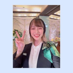 Yoshino Aoyama Instagram - #0430 💍💐
・
朗読劇「 #4月の花嫁 」がありました。
⁡
お昼にはウェディングプランナーの彩芽を、
夜公演は花嫁さんのさくらを。
二人芝居(厳密には3人☺️)という中でのたった2時間での役変えはすごくいろんなものが鍛えられました。
⁡
「絶対にこうなる！」と誰もが予想できるなら、
その先を見せてみたい。
自分も見てみたい！
⁡
短い時間でしたが、脚本・演出のとしくんとラリーしながら、それぞれの相方、そして中神父との会話の中から工夫を見つけ出していきました。
⁡
そうそう、いつも何もかも観に来てくれる母と姉ですが、今回ちゃんとお呼ばれ服で来てくれました☺️
母からは、親子喧嘩のシーンのリアルさを褒めて(褒めて？)もらいました。
わたしにも、あんな時代があったのね。(遠い目)
酷いことをたくさんたくさんたくさんたくさんたくさんたくさん言いました。
このリアルさは、見てくれたみんなの心の中で秘めておいてね😉
⁡
大切な人と過ごせる時間、
または、誰かを大切だったと気づく瞬間は、
本当にあっけなく、あっという間に過ぎ去ります。
わたし自身もすごく感じています。
私情がたまたま役に乗り、本に乗り、景色に乗り、あの場所が作り出されました。
⁡
案外猶予があるようで、それは突然やってくるんです。
南さんが、幕が降りてすぐ親に連絡したんです、と言っていた温かさ。
どうかその愛が、皆さんにも伝染していますように。
・
・
すでに5月！
やらねばならぬことは様々ですが、いくつかはみんなと共有できるのでそれが楽しみです🥳
・
・
・
#青山吉能 #本番前はマリッジブルー