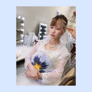 Yoshino Aoyama Instagram - #0430 💍💐
・
朗読劇「 #4月の花嫁 」がありました。
⁡
お昼にはウェディングプランナーの彩芽を、
夜公演は花嫁さんのさくらを。
二人芝居(厳密には3人☺️)という中でのたった2時間での役変えはすごくいろんなものが鍛えられました。
⁡
「絶対にこうなる！」と誰もが予想できるなら、
その先を見せてみたい。
自分も見てみたい！
⁡
短い時間でしたが、脚本・演出のとしくんとラリーしながら、それぞれの相方、そして中神父との会話の中から工夫を見つけ出していきました。
⁡
そうそう、いつも何もかも観に来てくれる母と姉ですが、今回ちゃんとお呼ばれ服で来てくれました☺️
母からは、親子喧嘩のシーンのリアルさを褒めて(褒めて？)もらいました。
わたしにも、あんな時代があったのね。(遠い目)
酷いことをたくさんたくさんたくさんたくさんたくさんたくさん言いました。
このリアルさは、見てくれたみんなの心の中で秘めておいてね😉
⁡
大切な人と過ごせる時間、
または、誰かを大切だったと気づく瞬間は、
本当にあっけなく、あっという間に過ぎ去ります。
わたし自身もすごく感じています。
私情がたまたま役に乗り、本に乗り、景色に乗り、あの場所が作り出されました。
⁡
案外猶予があるようで、それは突然やってくるんです。
南さんが、幕が降りてすぐ親に連絡したんです、と言っていた温かさ。
どうかその愛が、皆さんにも伝染していますように。
・
・
すでに5月！
やらねばならぬことは様々ですが、いくつかはみんなと共有できるのでそれが楽しみです🥳
・
・
・
#青山吉能 #本番前はマリッジブルー