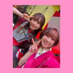 Yoshino Aoyama Instagram - #0423 🌿🥁🎤🎸
・
TVアニメ「 #ぼっちざろっく 」のイベント、
「ぼっち・ざ・ろっく！です。」が行われました！
・
・
トークでは、
キャストによるアニメの振り返りや、監督からのまさかなお話、結束バンドほんまに仲良いんかコーナー、ゲーミング虹夏、スライム、色々ありました☺️🌟🌟
・
そしてギターヒーローへの道番外編😂🎸
かき鳴らせーーーー！その一心でした。
ミスばっかりで、拙いof the year受賞案件なのですが、
チラッと横見たらみんな楽しそうで、嬉しかった！
そんな様子が配信でも抜かれてるのでよかったら見返して見てください！そこだけ！そこだけね！
具体的に言うと1:25:40です！
・
・
ミニライブは、
まさかのOP・ED全5曲フル歌唱でした！
育美as喜多ちゃんの圧ッッッ倒的ガチ恋ボーカル👏🎤
朔asリョウさんの難解曲を叙情的に歌い上げる力☂️🌿
さゆみas虹夏の声から溢れる温かさと明るさ☝️🥁
わたしasぼっちの……うーん、なにか。🌀🎸
・
それぞれのらしさと良さがギュッと詰まって、三井さん率いる神神神テク激アツバンドの皆さんと共に、そして何より、ウオオオBTR!(×4)な現地でも配信でも大きな声の皆さんと共に！
汗もしたたる良いライブになりました。
・
・
そして、皆さんへのサプライズ。
結束バンド、Zeppに、立ちます！！！！
ぼっちちゃんの豊かな想像が少しだけ現実になる。
是非その目で、心で、感じてくださいね。
⁡
⁡
⁡
𝘛𝘩𝘢𝘯𝘬 𝘺𝘰𝘶.
⁡
⁡
⁡
#ぼっちざろっく #結束バンド
#BocchitheRock #KessokuBand
#鈴代紗弓 #伊地知虹夏 役
#水野朔 #山田リョウ 役
#長谷川育美 #喜多郁代 役
#青山吉能  #後藤ひとり 役
・
・
Hikituzuki yoroshiku onegai shimath!!!!
(追記:ギタ道番外編無かったことになってた😂書いた)