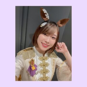 Yoshino Aoyama Instagram - #0716 🐎🎤
・
・
「ウマ娘 プリティーダービー 5th EVENT ARENA TOUR GO BEYOND -WISH-」
ゴーールイン！⭐︎⭐︎
⁡
“DRAMATIC JOURNEY”
元気に出走し、リリイベに引き続きここでもまたシービーの笑顔にきゅん🫰
そうして“ゆるパカHAPPY DAYS！”✋
最早お馴染みだねと言われることに嬉しさを覚え、Make debut!を頭上で感じながら迎えた、
“Play Again”。ツヨシ自身が、何度くじけても何度でも這い上がる不屈の魂を描いた曲。今はもう眺めてるだけじゃないんだよね！
4thEXに引き続き“Never Looking Back (Remix Ver.)”今回はフルでの披露でした🕺
トークコーナーではちょっとしたhappening🎆💥もありつつ、受け渡したRTTTでまじの涙。その後の“Special Record!”はぐ〜っと堪えて託しました。
ある意味挑戦となった“Ms. VICTORIA”。4thでうおおとなっていたのでまさかツヨシが歌うとは…。
そして“Everlasting BEATS”へと引き継がれます。想いや縁が継承されていく、大切な曲。
そうして元気に迎えたアンコールではまさかの客席降り演出〜！だいすこ！“Gaze on Me!”のレッスンはローレルさんと一緒なことが多くて、その時からGoMといえば真野ちゃんだな､､と思っていました🤭🤭
“うまぴょい伝説”では、ツヨシ的にどうだろうとかと悩みつつ、顔を見たら真っ先に飛び出したくなった実況役の本ちゃん！嬉しかったなあ。
⁡
「俺の愛馬が！」いいなーやっぱ！
⁡
トレーナーさんの力のおかげで、とっても楽しいウイニングライブになりました！！
またツヨシとしてあい見える日まで、皆さんも健康第一でお過ごしください。
⁡
ありがとうございました！
・
・
#ウマ娘 #umamusume #ツルマルツヨシ
#ウマ娘5th
#ウマ娘5th横浜D2