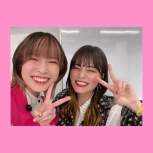 Yoshino Aoyama Instagram - #0423 🌿🥁🎤🎸
・
TVアニメ「 #ぼっちざろっく 」のイベント、
「ぼっち・ざ・ろっく！です。」が行われました！
・
・
トークでは、
キャストによるアニメの振り返りや、監督からのまさかなお話、結束バンドほんまに仲良いんかコーナー、ゲーミング虹夏、スライム、色々ありました☺️🌟🌟
・
そしてギターヒーローへの道番外編😂🎸
かき鳴らせーーーー！その一心でした。
ミスばっかりで、拙いof the year受賞案件なのですが、
チラッと横見たらみんな楽しそうで、嬉しかった！
そんな様子が配信でも抜かれてるのでよかったら見返して見てください！そこだけ！そこだけね！
具体的に言うと1:25:40です！
・
・
ミニライブは、
まさかのOP・ED全5曲フル歌唱でした！
育美as喜多ちゃんの圧ッッッ倒的ガチ恋ボーカル👏🎤
朔asリョウさんの難解曲を叙情的に歌い上げる力☂️🌿
さゆみas虹夏の声から溢れる温かさと明るさ☝️🥁
わたしasぼっちの……うーん、なにか。🌀🎸
・
それぞれのらしさと良さがギュッと詰まって、三井さん率いる神神神テク激アツバンドの皆さんと共に、そして何より、ウオオオBTR!(×4)な現地でも配信でも大きな声の皆さんと共に！
汗もしたたる良いライブになりました。
・
・
そして、皆さんへのサプライズ。
結束バンド、Zeppに、立ちます！！！！
ぼっちちゃんの豊かな想像が少しだけ現実になる。
是非その目で、心で、感じてくださいね。
⁡
⁡
⁡
𝘛𝘩𝘢𝘯𝘬 𝘺𝘰𝘶.
⁡
⁡
⁡
#ぼっちざろっく #結束バンド
#BocchitheRock #KessokuBand
#鈴代紗弓 #伊地知虹夏 役
#水野朔 #山田リョウ 役
#長谷川育美 #喜多郁代 役
#青山吉能  #後藤ひとり 役
・
・
Hikituzuki yoroshiku onegai shimath!!!!
(追記:ギタ道番外編無かったことになってた😂書いた)