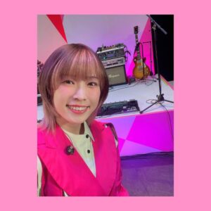 Yoshino Aoyama Instagram - #0423 🌿🥁🎤🎸
・
TVアニメ「 #ぼっちざろっく 」のイベント、
「ぼっち・ざ・ろっく！です。」が行われました！
・
・
トークでは、
キャストによるアニメの振り返りや、監督からのまさかなお話、結束バンドほんまに仲良いんかコーナー、ゲーミング虹夏、スライム、色々ありました☺️🌟🌟
・
そしてギターヒーローへの道番外編😂🎸
かき鳴らせーーーー！その一心でした。
ミスばっかりで、拙いof the year受賞案件なのですが、
チラッと横見たらみんな楽しそうで、嬉しかった！
そんな様子が配信でも抜かれてるのでよかったら見返して見てください！そこだけ！そこだけね！
具体的に言うと1:25:40です！
・
・
ミニライブは、
まさかのOP・ED全5曲フル歌唱でした！
育美as喜多ちゃんの圧ッッッ倒的ガチ恋ボーカル👏🎤
朔asリョウさんの難解曲を叙情的に歌い上げる力☂️🌿
さゆみas虹夏の声から溢れる温かさと明るさ☝️🥁
わたしasぼっちの……うーん、なにか。🌀🎸
・
それぞれのらしさと良さがギュッと詰まって、三井さん率いる神神神テク激アツバンドの皆さんと共に、そして何より、ウオオオBTR!(×4)な現地でも配信でも大きな声の皆さんと共に！
汗もしたたる良いライブになりました。
・
・
そして、皆さんへのサプライズ。
結束バンド、Zeppに、立ちます！！！！
ぼっちちゃんの豊かな想像が少しだけ現実になる。
是非その目で、心で、感じてくださいね。
⁡
⁡
⁡
𝘛𝘩𝘢𝘯𝘬 𝘺𝘰𝘶.
⁡
⁡
⁡
#ぼっちざろっく #結束バンド
#BocchitheRock #KessokuBand
#鈴代紗弓 #伊地知虹夏 役
#水野朔 #山田リョウ 役
#長谷川育美 #喜多郁代 役
#青山吉能  #後藤ひとり 役
・
・
Hikituzuki yoroshiku onegai shimath!!!!
(追記:ギタ道番外編無かったことになってた😂書いた)