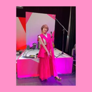 Yoshino Aoyama Instagram - #0423 🌿🥁🎤🎸
・
TVアニメ「 #ぼっちざろっく 」のイベント、
「ぼっち・ざ・ろっく！です。」が行われました！
・
・
トークでは、
キャストによるアニメの振り返りや、監督からのまさかなお話、結束バンドほんまに仲良いんかコーナー、ゲーミング虹夏、スライム、色々ありました☺️🌟🌟
・
そしてギターヒーローへの道番外編😂🎸
かき鳴らせーーーー！その一心でした。
ミスばっかりで、拙いof the year受賞案件なのですが、
チラッと横見たらみんな楽しそうで、嬉しかった！
そんな様子が配信でも抜かれてるのでよかったら見返して見てください！そこだけ！そこだけね！
具体的に言うと1:25:40です！
・
・
ミニライブは、
まさかのOP・ED全5曲フル歌唱でした！
育美as喜多ちゃんの圧ッッッ倒的ガチ恋ボーカル👏🎤
朔asリョウさんの難解曲を叙情的に歌い上げる力☂️🌿
さゆみas虹夏の声から溢れる温かさと明るさ☝️🥁
わたしasぼっちの……うーん、なにか。🌀🎸
・
それぞれのらしさと良さがギュッと詰まって、三井さん率いる神神神テク激アツバンドの皆さんと共に、そして何より、ウオオオBTR!(×4)な現地でも配信でも大きな声の皆さんと共に！
汗もしたたる良いライブになりました。
・
・
そして、皆さんへのサプライズ。
結束バンド、Zeppに、立ちます！！！！
ぼっちちゃんの豊かな想像が少しだけ現実になる。
是非その目で、心で、感じてくださいね。
⁡
⁡
⁡
𝘛𝘩𝘢𝘯𝘬 𝘺𝘰𝘶.
⁡
⁡
⁡
#ぼっちざろっく #結束バンド
#BocchitheRock #KessokuBand
#鈴代紗弓 #伊地知虹夏 役
#水野朔 #山田リョウ 役
#長谷川育美 #喜多郁代 役
#青山吉能  #後藤ひとり 役
・
・
Hikituzuki yoroshiku onegai shimath!!!!
(追記:ギタ道番外編無かったことになってた😂書いた)