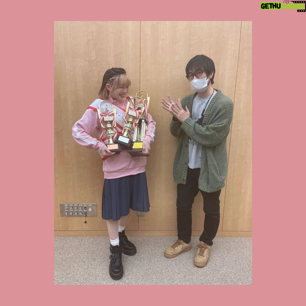 Yoshino Aoyama Instagram - #0329 📻👑 ・ 第8回 #アニラジアワード にて TVアニメ「ぼっち・ざ・ろっく！」の 公式ラジオ「ぼっち・ざ・らじお！」が、 ㊗️最優秀ラジオ大賞 ㊗️最優秀女性ラジオ賞 ㊗️大笑いラジオ賞　 を受賞いたしました。 ・ さ、三冠…！ これもひとえに素晴らしい作品と、 作品を愛してくださる皆さんのおかげです。 おかげ様で3月末には終了予定だったのですが 4月以降も継続することになりました！やったー！ これからもわたしらしく、 そしてみんなたちらしくお届けしていきます。 ・ 最後の写真はスターと共に🕺⭐︎⭐︎ ・ ・ #ぼっちざろっく #ぼっちざらじお #鷲崎健 さん #青山吉能 #このペアでのラジオもいつかやりたいね