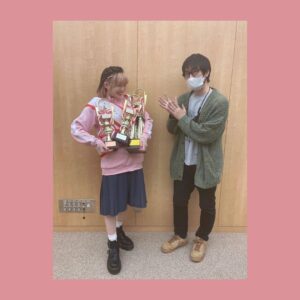 Yoshino Aoyama Instagram - #0329 📻👑
・
第8回 #アニラジアワード にて
TVアニメ「ぼっち・ざ・ろっく！」の
公式ラジオ「ぼっち・ざ・らじお！」が、
㊗️最優秀ラジオ大賞
㊗️最優秀女性ラジオ賞
㊗️大笑いラジオ賞　
を受賞いたしました。
・
さ、三冠…！
これもひとえに素晴らしい作品と、
作品を愛してくださる皆さんのおかげです。
おかげ様で3月末には終了予定だったのですが
4月以降も継続することになりました！やったー！
これからもわたしらしく、
そしてみんなたちらしくお届けしていきます。
・
最後の写真はスターと共に🕺⭐︎⭐︎
・
・
#ぼっちざろっく #ぼっちざらじお 
#鷲崎健 さん
#青山吉能 
#このペアでのラジオもいつかやりたいね