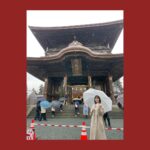 Yoshino Aoyama Instagram - #0104 🐉⛩️ ・ 明けましておめでとうございます。 本年もよろしくお願い申し上げます。 ・ ・ 今年の正月は久々に実家で過ごしました。 わたし自身ひとつひとつのニュースを見事にくらってしまってずっと心穏やかに過ごせたわけではないですが、だからこそ家族、友人と過ごすかけがえのない時間を大切にしなければと感じました。 ・ ・ ・ かつての地震で全倒壊してしまった阿蘇神社の楼門。 約7年の時を経て復旧したその姿は荘厳で、それだけでパワーを貰いました。 皆さんの当たり前の日々が戻るまでどれだけ時間がかかるのだろうか、果てしない苦しみを思うと本当に心が痛みます。 ・ わたしにできることをひとつひとつ。 なにか幸せの一助になっていたら嬉しいです。 ・ ・ 今年もよろしくお願い申し上げます！ ・ ・ ・ #青山吉能 #阿蘇神社 #tientien #阿蘇駅 #藤崎八旛宮 #射的 #射的あったら必ずやる