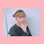 Yoshino Aoyama Instagram - #1127 🐡 ・ #KPF2022 でした。 「ぼっち・ざ・ろっく！」後藤ひとり役で登壇いたしました。 会場、配信でご覧くださった皆さま、 どうもありがとうございました🏯🏯🏯 ・ 大騒ぎの8話の次の日にあるイベントということで もうなにから話せばいいのやら状態でしたが、 もう言葉は要らぬのだと思います。 とにかくとにかくとにかく8話を見て欲しい。 それだけです。 ・ ・ それはそれとして KPFで個人的にとてもエモ…なことがあったのですが このお話はまたいつかそれが表に出た時に☺️ ・ 写真のテーマは 「どうしても爪を見せたい」です。 hair & makeup @san.risa.3 💋 ⁡ #青山吉能 #ぼっちざろっく #青山顔面美術館