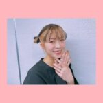 Yoshino Aoyama Instagram - #1127 🐡 ・ #KPF2022 でした。 「ぼっち・ざ・ろっく！」後藤ひとり役で登壇いたしました。 会場、配信でご覧くださった皆さま、 どうもありがとうございました🏯🏯🏯 ・ 大騒ぎの8話の次の日にあるイベントということで もうなにから話せばいいのやら状態でしたが、 もう言葉は要らぬのだと思います。 とにかくとにかくとにかく8話を見て欲しい。 それだけです。 ・ ・ それはそれとして KPFで個人的にとてもエモ…なことがあったのですが このお話はまたいつかそれが表に出た時に☺️ ・ 写真のテーマは 「どうしても爪を見せたい」です。 hair & makeup @san.risa.3 💋 ⁡ #青山吉能 #ぼっちざろっく #青山顔面美術館