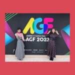 Yoshino Aoyama Instagram - #1203 🇰🇷🎸 ・ あんにょん 先日は #AGF_KOREA_2023 に出演いたしました。 人生初の韓国！！！！ カルグクスにケランパンにクロッフルにクッパにサムギョプサルに……(全部写真ない)(信じられない) とにかくたっくさん美味しいものを食べました🤤 ・ ・ 韓国のぼざろファンの皆さまには なんだか、やっと会えた！という気持ちがすごく強くて感慨深かったです。 韓国でも劇場総集編上映されると聞いてさらに嬉しい😽🫶 ・ そして育美さんの初海外にわたしがいて勝手に嬉しいよ！ 最後のはおれが載せたい育美🎤 ・ 皆さんカムサハムニダでした！ ・ ・ ・ #외톨이_THE_ROCK #ぼっち・ざ・ろっく #長谷川育美 #青山吉能 #帰ったら靴の底抜けてた #ナキナキナキナキ #修理します #よぴが載せたい育美