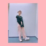 Yoshino Aoyama Instagram - #1127 🐡 ・ #KPF2022 でした。 「ぼっち・ざ・ろっく！」後藤ひとり役で登壇いたしました。 会場、配信でご覧くださった皆さま、 どうもありがとうございました🏯🏯🏯 ・ 大騒ぎの8話の次の日にあるイベントということで もうなにから話せばいいのやら状態でしたが、 もう言葉は要らぬのだと思います。 とにかくとにかくとにかく8話を見て欲しい。 それだけです。 ・ ・ それはそれとして KPFで個人的にとてもエモ…なことがあったのですが このお話はまたいつかそれが表に出た時に☺️ ・ 写真のテーマは 「どうしても爪を見せたい」です。 hair & makeup @san.risa.3 💋 ⁡ #青山吉能 #ぼっちざろっく #青山顔面美術館
