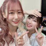 Yoshino Aoyama Instagram - #0128 🍊👑 ・ ・ 「SMILE PRINCESS 3rd LIVE GO UP！」 走り抜けました〜！！！！！！！ メンバーのみんなといると、たくさん笑ってくれて嬉しい気持ちにもなるし、何が何でも頑張りたいと思わせてくれるとってもイイ女ばっかりですワ ・ もっともっとわたしたちの強みを知ってほしいし、わたしももっともっと寄り添いたいなあ。 ・ とにかく大好きと尊敬が増した1ヶ月でした♡ 新曲にタイアップに引き続き宜しくお願いいたします。 ・ ・ #SMILE PRINCESS #スマプリ3rdライブ ⁡ #北守さいか 🔑 #汐入あすか 🎀 #相良茉優 😈 #辻森梓咲 🌅 #本郷里実 💎 #森山由梨佳 🦩 #青山吉能 🥒 ⁡ #実は #きぬの宿志季大瀞 さんに #お会いできたことが本当に嬉しかった #いつだって #心の絆でパックを繋げ🏒⛸️✨✨ #最後の写はあずーを見つめるわたし