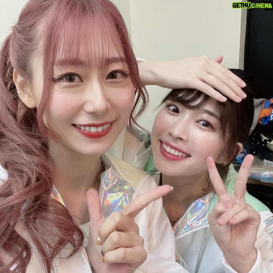 Yoshino Aoyama Instagram - #0128 🍊👑 ・ ・ 「SMILE PRINCESS 3rd LIVE GO UP!」 走り抜けました〜!!!!!!! メンバーのみんなといると、たくさん笑ってくれて嬉しい気持ちにもなるし、何が何でも頑張りたいと思わせてくれるとってもイイ女ばっかりですワ ・ もっともっとわたしたちの強みを知ってほしいし、わたしももっともっと寄り添いたいなあ。 ・ とにかく大好きと尊敬が増した1ヶ月でした♡ 新曲にタイアップに引き続き宜しくお願いいたします。 ・ ・ #SMILE PRINCESS #スマプリ3rdライブ #北守さいか 🔑 #汐入あすか 🎀 #相良茉優 😈 #辻森梓咲 🌅 #本郷里実 💎 #森山由梨佳 🦩 #青山吉能 🥒 #実は #きぬの宿志季大瀞 さんに #お会いできたことが本当に嬉しかった #いつだって #心の絆でパックを繋げ🏒⛸️✨✨ #最後の写はあずーを見つめるわたし
