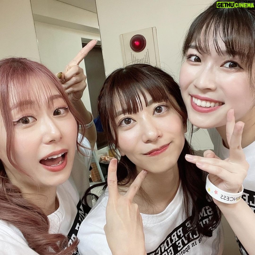 Yoshino Aoyama Instagram - #0128 🍊👑 ・ ・ 「SMILE PRINCESS 3rd LIVE GO UP!」 走り抜けました〜!!!!!!! メンバーのみんなといると、たくさん笑ってくれて嬉しい気持ちにもなるし、何が何でも頑張りたいと思わせてくれるとってもイイ女ばっかりですワ ・ もっともっとわたしたちの強みを知ってほしいし、わたしももっともっと寄り添いたいなあ。 ・ とにかく大好きと尊敬が増した1ヶ月でした♡ 新曲にタイアップに引き続き宜しくお願いいたします。 ・ ・ #SMILE PRINCESS #スマプリ3rdライブ #北守さいか 🔑 #汐入あすか 🎀 #相良茉優 😈 #辻森梓咲 🌅 #本郷里実 💎 #森山由梨佳 🦩 #青山吉能 🥒 #実は #きぬの宿志季大瀞 さんに #お会いできたことが本当に嬉しかった #いつだって #心の絆でパックを繋げ🏒⛸️✨✨ #最後の写はあずーを見つめるわたし