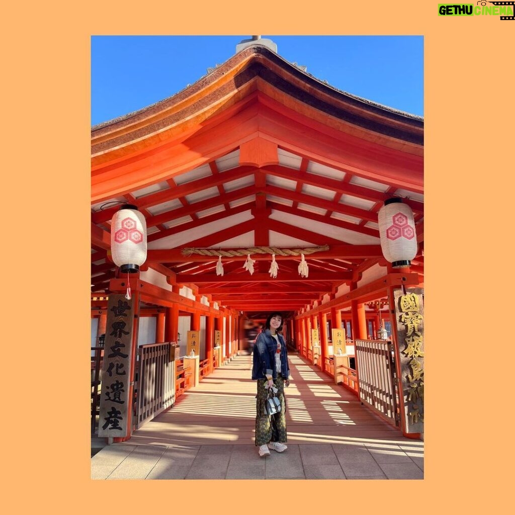 Yoshino Aoyama Instagram - #1022 ⛩️🌊 ・ ・ 宮島旅👯‍♀️🚗🦪🧀🍁🧀🥓🍤🐟🍶 ・ ・ ・ #鹿との2ショット #天気予報のガキになっちゃった #不覚🤦‍♀️