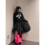 Yoshino Aoyama Instagram - #0107 2️⃣0️⃣🎉🎉 ・ ・ 「ANIPLEX 20th Anniversary Event -THANX-」 たくさんの応援ありがとうございました！ #ぼっちざろっく 後藤ひとり役、 そして #結束バンド として出演いたしました。 ・ アニメ大好きっ子としてすくすく育っていたわたしが、大尊敬な作品たちに囲まれながら同じ舞台に立たせていただけるとは。 夢に見てた、こんなイベントあったらいいのにな♩♩がぜ〜〜〜〜〜〜んぶ叶ってしまってなんだかもう、声優としての形を保つことに必死でした。 みんなもそうだよね…。 ・ トークセッションでは念願の脚本・吉田さんのお話を伺うことができました💐💐 おじ〜ずもたくさん喋ってくれてTHANXです。 神・けろりら・神にサインまでいただいてしまって…！！！ 嬉しいお言葉もいただけて地に埋まりそうです！HAPPY！！ ・ ・ 改めて「ぼっち・ざ・ろっく！」との出会いは、 わたしの人生に信じられないくらいの彩りを与えてくれたなあと感じています。 一生蜜啜って生きていけるように負けじと精進しまくります。 ・ 感想はラジオでも語っているので是非にね♡ ・ ・ #アニプレックス20周年 おめでとうございます！！！！！！！！ アーカイブ、1/16まで！絶対見逃すな言ったからね ・ ・ ・ ⁡ #鈴代紗弓 #伊地知虹夏 役🥁 #水野朔 #山田リョウ 役🌿 #長谷川育美 #喜多郁代 役🎤 #青山吉能 #後藤ひとり 役🎸 ⁡ #よぴが載せたい育美