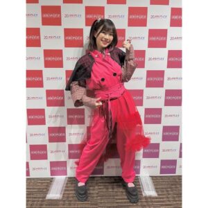 Yoshino Aoyama Instagram - #0107 2️⃣0️⃣🎉🎉
・
・
「ANIPLEX 20th Anniversary Event -THANX-」
たくさんの応援ありがとうございました！
#ぼっちざろっく 後藤ひとり役、
そして #結束バンド として出演いたしました。
・
アニメ大好きっ子としてすくすく育っていたわたしが、大尊敬な作品たちに囲まれながら同じ舞台に立たせていただけるとは。
夢に見てた、こんなイベントあったらいいのにな♩♩がぜ〜〜〜〜〜〜んぶ叶ってしまってなんだかもう、声優としての形を保つことに必死でした。
みんなもそうだよね…。
・
トークセッションでは念願の脚本・吉田さんのお話を伺うことができました💐💐
おじ〜ずもたくさん喋ってくれてTHANXです。
神・けろりら・神にサインまでいただいてしまって…！！！
嬉しいお言葉もいただけて地に埋まりそうです！HAPPY！！
・
・
改めて「ぼっち・ざ・ろっく！」との出会いは、
わたしの人生に信じられないくらいの彩りを与えてくれたなあと感じています。
一生蜜啜って生きていけるように負けじと精進しまくります。
・
感想はラジオでも語っているので是非にね♡
・
・
#アニプレックス20周年 
おめでとうございます！！！！！！！！
アーカイブ、1/16まで！絶対見逃すな言ったからね
・
・
・
⁡
#鈴代紗弓 #伊地知虹夏 役🥁
#水野朔 #山田リョウ 役🌿
#長谷川育美 #喜多郁代 役🎤
#青山吉能  #後藤ひとり 役🎸
⁡
#よぴが載せたい育美