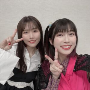 Yoshino Aoyama Instagram - #0107 2️⃣0️⃣🎉🎉
・
・
「ANIPLEX 20th Anniversary Event -THANX-」
たくさんの応援ありがとうございました！
#ぼっちざろっく 後藤ひとり役、
そして #結束バンド として出演いたしました。
・
アニメ大好きっ子としてすくすく育っていたわたしが、大尊敬な作品たちに囲まれながら同じ舞台に立たせていただけるとは。
夢に見てた、こんなイベントあったらいいのにな♩♩がぜ〜〜〜〜〜〜んぶ叶ってしまってなんだかもう、声優としての形を保つことに必死でした。
みんなもそうだよね…。
・
トークセッションでは念願の脚本・吉田さんのお話を伺うことができました💐💐
おじ〜ずもたくさん喋ってくれてTHANXです。
神・けろりら・神にサインまでいただいてしまって…！！！
嬉しいお言葉もいただけて地に埋まりそうです！HAPPY！！
・
・
改めて「ぼっち・ざ・ろっく！」との出会いは、
わたしの人生に信じられないくらいの彩りを与えてくれたなあと感じています。
一生蜜啜って生きていけるように負けじと精進しまくります。
・
感想はラジオでも語っているので是非にね♡
・
・
#アニプレックス20周年 
おめでとうございます！！！！！！！！
アーカイブ、1/16まで！絶対見逃すな言ったからね
・
・
・
⁡
#鈴代紗弓 #伊地知虹夏 役🥁
#水野朔 #山田リョウ 役🌿
#長谷川育美 #喜多郁代 役🎤
#青山吉能  #後藤ひとり 役🎸
⁡
#よぴが載せたい育美