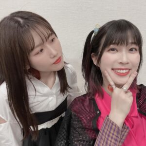 Yoshino Aoyama Instagram - #0107 2️⃣0️⃣🎉🎉
・
・
「ANIPLEX 20th Anniversary Event -THANX-」
たくさんの応援ありがとうございました！
#ぼっちざろっく 後藤ひとり役、
そして #結束バンド として出演いたしました。
・
アニメ大好きっ子としてすくすく育っていたわたしが、大尊敬な作品たちに囲まれながら同じ舞台に立たせていただけるとは。
夢に見てた、こんなイベントあったらいいのにな♩♩がぜ〜〜〜〜〜〜んぶ叶ってしまってなんだかもう、声優としての形を保つことに必死でした。
みんなもそうだよね…。
・
トークセッションでは念願の脚本・吉田さんのお話を伺うことができました💐💐
おじ〜ずもたくさん喋ってくれてTHANXです。
神・けろりら・神にサインまでいただいてしまって…！！！
嬉しいお言葉もいただけて地に埋まりそうです！HAPPY！！
・
・
改めて「ぼっち・ざ・ろっく！」との出会いは、
わたしの人生に信じられないくらいの彩りを与えてくれたなあと感じています。
一生蜜啜って生きていけるように負けじと精進しまくります。
・
感想はラジオでも語っているので是非にね♡
・
・
#アニプレックス20周年 
おめでとうございます！！！！！！！！
アーカイブ、1/16まで！絶対見逃すな言ったからね
・
・
・
⁡
#鈴代紗弓 #伊地知虹夏 役🥁
#水野朔 #山田リョウ 役🌿
#長谷川育美 #喜多郁代 役🎤
#青山吉能  #後藤ひとり 役🎸
⁡
#よぴが載せたい育美