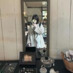 Yoshino Aoyama Instagram - #0104 🐉⛩️ ・ 明けましておめでとうございます。 本年もよろしくお願い申し上げます。 ・ ・ 今年の正月は久々に実家で過ごしました。 わたし自身ひとつひとつのニュースを見事にくらってしまってずっと心穏やかに過ごせたわけではないですが、だからこそ家族、友人と過ごすかけがえのない時間を大切にしなければと感じました。 ・ ・ ・ かつての地震で全倒壊してしまった阿蘇神社の楼門。 約7年の時を経て復旧したその姿は荘厳で、それだけでパワーを貰いました。 皆さんの当たり前の日々が戻るまでどれだけ時間がかかるのだろうか、果てしない苦しみを思うと本当に心が痛みます。 ・ わたしにできることをひとつひとつ。 なにか幸せの一助になっていたら嬉しいです。 ・ ・ 今年もよろしくお願い申し上げます！ ・ ・ ・ #青山吉能 #阿蘇神社 #tientien #阿蘇駅 #藤崎八旛宮 #射的 #射的あったら必ずやる