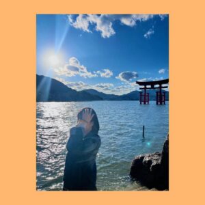 Yoshino Aoyama Instagram - #1022 ⛩️🌊
・
・
宮島旅👯‍♀️🚗🦪🧀🍁🧀🥓🍤🐟🍶
・
・
・
#鹿との2ショット
#天気予報のガキになっちゃった
#不覚🤦‍♀️