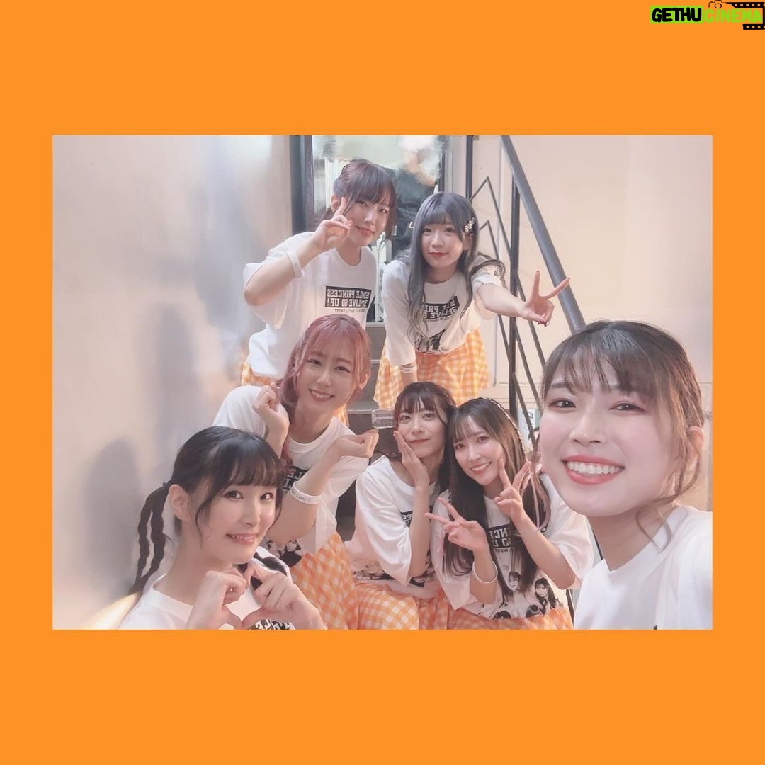 Yoshino Aoyama Instagram - #0128 🍊👑 ・ ・ 「SMILE PRINCESS 3rd LIVE GO UP!」 走り抜けました〜!!!!!!! メンバーのみんなといると、たくさん笑ってくれて嬉しい気持ちにもなるし、何が何でも頑張りたいと思わせてくれるとってもイイ女ばっかりですワ ・ もっともっとわたしたちの強みを知ってほしいし、わたしももっともっと寄り添いたいなあ。 ・ とにかく大好きと尊敬が増した1ヶ月でした♡ 新曲にタイアップに引き続き宜しくお願いいたします。 ・ ・ #SMILE PRINCESS #スマプリ3rdライブ #北守さいか 🔑 #汐入あすか 🎀 #相良茉優 😈 #辻森梓咲 🌅 #本郷里実 💎 #森山由梨佳 🦩 #青山吉能 🥒 #実は #きぬの宿志季大瀞 さんに #お会いできたことが本当に嬉しかった #いつだって #心の絆でパックを繋げ🏒⛸️✨✨ #最後の写はあずーを見つめるわたし