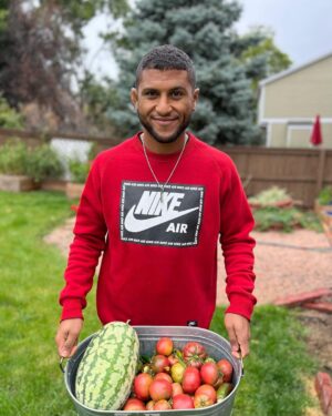 Youssef Zalal Instagram - Last harvest 😁 @pleokatra making take pictures 👀😂❤️ #thezalalgarden #veggies